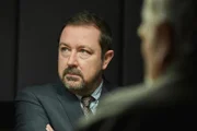 Detective Inspector Anthony Manning (Daniel Ryan, l.) geht mit seinen Fragen zu weit. Bill Bradwell (James Cosmo, r.) möchte seinen Anwalt sprechen.