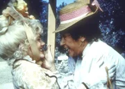 Harriet Oleson (Katherine MacGregor, r.) begrüßt überglücklich ihre Tochter Nellie (Alison Arngrim, l.), die aus New York zu Besuch kommt.