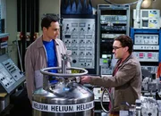 Damit sie ihre Superfluid-Helium-Idee vorantreiben k&ouml;nnen, scheuen sich Sheldon (Jim Parsons, l.) und Leonard (Johnny Gelecki, r.) auch nicht vor nicht ganz so legalen Deals ...