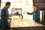 Arastoo Vaziri (Pej Vahdat, l.); Temperance Brennan (Emily Deschanel, r.)