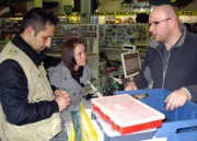 Trödelexperte Mauro Corradiono (li.) und Tatjana, Enkelin von Elisabeth, versuchen so viel Erlös wie möglich mit den Angelutensilien zu machen.