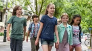 Jan (Guiliano Marieni), Linus (Matthieu Harre), Leo(nie) (Phillis Lara Lau), Emilie (Chiara Eiche) und Charlotte (Smilla Kunkel) auf dem Weg in die Eisdiele. Der Besitzer beschuldigt sie, Cooper entführt zu haben.