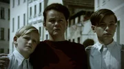 Die Familie von Jakub Wajda verabschiedet sich.
