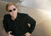 Der Mord an Drogenboss Ronnie Temple, w&auml;hrend der Sonnenfinsternis, wirft Fragen auf, die Lt. Horatio Caine (David Caruso) und sein Team zu beantworten versuchen ...
