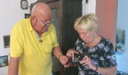 Im Wohn- und Esszimmer von Barbara und Klaus sind die Wände mit Kunstdrucken und Bildern tapeziert, die Garage ist mit Vasen und Figuren vollgestellt und im Garten stehen ein meterhoher Adler aus Holz sowie zahlreiche Statuen aus Plastik. Klaus glaubt wirklich, seine Sammlung sei ein Vermögen wert.