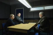 Lisa Armstrong (Morven Christie, l.) und Detective Inspector Anthony Manning (Daniel Ryan, M.) finden heraus, dass Bill Bradwell (James Cosmo, r.) nicht die gesamte Wahrheit über seine Vergangenheit als Prokurist erzählt. Lisa und Anthony vertrauen Bill nicht.