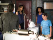 Im Bild (v.li.): JD Richter (Jeffrey Dean Morgan), Molly Woods (Halle Berry), Terra (McKenna Roberts), Ethan Woods (Pierce Gagnon).