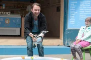 Peter Wolf (Andt Schwering-Sohnrey) will mit seinem Pinguin Cooper Kunden in seine Eisdiele locken.