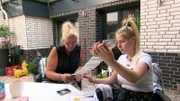 Loredana zeigt Silvia die Ultraschallbilder