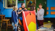 Bissspuren und ein riesiger Zahn in Davids (Daniel Zillmann, M.) Paddleboard sind eindeutige Beweise für einen Haifisch im Bärstädter See. Kim (Lina Hüesker, l.) stimmt ihrem Bruder zu. Fritz Fuchs (Guido Hammesfahr, r.) traut der Sache nicht und will ihr auf den Grund gehen.