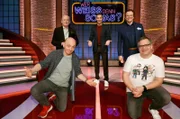 Moderator Kai Pflaume (M.) und seine Rateteam-Kapitäne Bernhard Hoëcker (l.) und Elton (r.) begrüßen in dieser Sendung den Moderator Max Schautzer (2.v.l.) und den Moderator Wolfgang Lippert (2.v.r.).