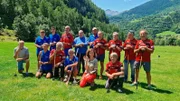 Gruppenfoto mit Dame: Die Rebatta-Mannschaften in Valpelline bringen Anne Willmes (2.v.r.) den Volkssport bei.