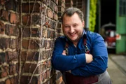 Branchen-Insider Sebastian Lege kennt die Tricks der Lebensmittelindustrie. Für "ZDFzeit" besucht er diesmal eine riesige Panade-Fabrik und demonstriert in seiner Food-Werkstatt, wie man Hackfleisch lange haltbar macht oder aus Mandeln veganen Käse-Ersatz herstellt und findet beim Straßen-Experiment heraus, ob echter Waldmeister besser schmeckt als künstliches Aroma.
