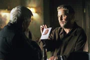 Um den Mord an der Teilnehmerin einer Talentshow aufzuklären, rollt Grissom (William Petersen, r.) einen alten Fall wieder auf, weil er einen Zusammenhang vermutet. (l. Darsteller unbekannt)
