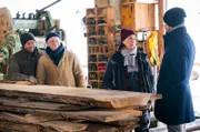 Niki (Nicki König, li.) und Toni (Roland Frey, 2.v.li.) sind schwer genervt von Constantin (Robert Besta, re.). Seit Sophie (Janina Flieger) schwanger ist, kontrolliert er sie auf Schritt und Tritt.
