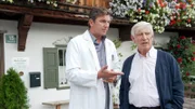 Dr. Martin Gruber (Hans Sigl, l.) und Roman Melchinger (Siegfried Rauch, r.) beraten sich über das auffällige Verhalten einer Patientin.