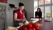Pizzeria-Besitzerin Pia Dankert (Yasmina Djaballah, l.) war nicht nur Lars' Chefin, sondern auch seine Freundin. Dass er von seiner letzten Lieferung nicht zurückgekehrt ist, hatte sie nicht überrascht. Angeblich ist er öfter nachts mit Freunden um die Häuser gezogen. Selbst auf dem Polizei-Revier galt Lars als Pizza-Casanova. Hatte Pia Grund zur Eifersucht? Kommissarin Börensen (Claudia Schmutzler, r.) ermittelt.