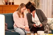 Franzi (Mia Löffler, KLD, links) schaut mit Rosi (Brigitte Walbrun, rechts) auf der Couch fern.