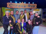 Sebastian Bezzel und Simon Schwarz mit den Artistinnen und Artisten beim Dreh im Zirkus in Aichach.