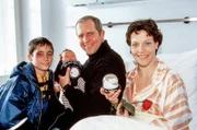 (v.li.): Maximilian Fischer (Julian), Harald Krassnitzer (Dr. Justus Hallstein), Janina Hartwig (Lisa Brunner).