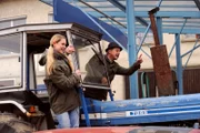 Yvonne ist stolz, dass das Traktorfahren so gut geklappt hat. Von links: Yvonne Preissinger (Alexa Eilers) und Lorenz Schattenhofer (Werner Rom).