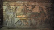 Wandschnitzerei von Anubis, der jemanden mumifiziert, Kom el Shoqafa.