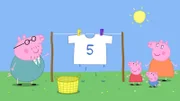 Papa Wutz (l.) hat sein Fußballtrikot zum Trocknen aufgehängt. Dann wollen Mama Wutz, Schorsch und Peppa (v.r.) draußen spielen. Ob das Shirt dabei wohl sauber bleibt?