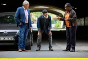Dr. Lara Krüger (Dela Dabulamanzi, rechts) vertraut sich Klaus (Hartmut Volle, links) und Bielefelder (Bill Mockridge, Mitte) an. Sie glaubt einen jungen Mann angefahren zu haben.