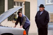 Flori repariert eine Kleinigkeit an Neuners Wagen und fühlt sich dabei ganz in seinem Element. Von links: Florian Brunner (Tommy Schwimmer) und Pfarrer Neuner (Peter Rappenglück).