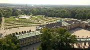 Ein Ausflug ins Grüne mit vielen Entdeckungen und Tipps. Die Gartenreise durch Brandenburg führt von Rheinsberg über Neuruppin, Buckow und Forst bis nach Potsdam-Sanssouci. 30 bezaubernde Orte, die zum Staunen und Erleben einladen. - Schloss Sanssouci.