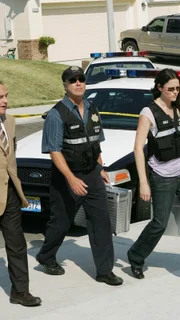 Capt. Brass (Paul Guilfoyle, li.), Grissom (William Petersen) und Sara (Jorja Fox) werden zu einem Schlachtfeld der besonderen Art gerufen: In einer Garage liegen zwei blutüberströmte Männer, die offensichtlich mit einer Kettensäge ermordet wurden...