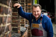 Sebastian Lege deckt die Tricks der Lebensmittelindustrie auf: Pesto fast ohne Basilikum, Garnelen aus Fleischbrei und Dosensuppen voller Algen, die nicht angegeben werden müssen.