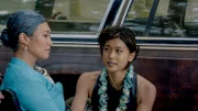 Der große Traum ihrer Mutter war es immer, mit dem Kanu um die Inseln von Hawaii zu segeln. Auf Grund ihres Hirnaneurysmas kann Nani (Catherine Haena, l.) es nun nicht mehr tun, also beschließt Kono (Grace Park, r.), ihr diese Ehre zu erweisen ...