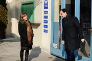Mike weicht Vroni aus, als sie mit ihm über Floris Kündigung sprechen will. Von links: Veronika Brunner (Senta Auth) und Mike Preissinger (Harry Blank).