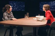 v.li.: Juli Zeh, Schriftstellerin, und Moderatorin Barbara Bleisch