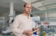 Dr. Dylan van Boeken (Moritz Führmann) steht unter Handlungsdruck.