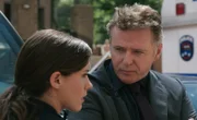 Gregson (Aidan Quinn) schlägt einen seiner Kollegen.