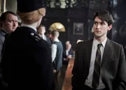 Sergeant Jim Strange (Sean Rigby, l.) und sein neuer Kollege George Fancy (Lewis Peek, r.) befragen Shirley Tewlove (Dakota Blue Richards, 2.v.l.).