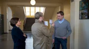 Eines irritiert die Ermittler Katrin Börensein (Claudia Schmutzler, l.) und Nils Theede (Jonas Laux, M.): Till scheint ziemlich viel Geld gehabt zu haben, das ihm sicher nicht sein Vater gegeben hat. Woher hatte er es also? Fotos aus Tills Zimmer scheinen die Ermittler weiterzubringen. Lehrer Thorsten Mischnik (Christian Beermann, r.) ist darauf in eindeutigen Posen mit einem anderen Mann zu sehen.