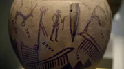An einer mehr als 5000 Jahre alten weiblichen Mumie werden tätowierte Zeichen entdeckt, die bisher nur von Keramiken aus derselben Zeit bekannt sind.