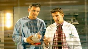 Verzweifelt versuchen Martin Gruber (Hans Sigl, l.) und Dr. Alexander Kahnweiler (Mark Keller, r.) eine lebensrettende Lösung für Jana Keutner zu finden.