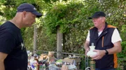 S11E40: Michael, Lothar und Schlatze sammeln Sachspenden für einen Flohmarkt in Karlsruhe. Der Erlös geht an eine Kinderkrebsstation. Mit einer Ansprache erklärt der selbstständige Hausmeister das Ziel. Die gespendeten Waren sind sehr gefragt.