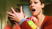Oh, mein Gott! Regan Hanson (Alexie Gilmore) entdeckt, dass in der Wohnung ihrer Nachbarin zwei Leichen liegen.