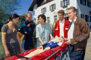 (v.li.): Pia Baresch (Maggie Seewald), Harald Krassnitzer (Dr. Justus Hallstein), Janina Hartwig (Lisa Brunner), Christian Hoening (Schuldirektor).