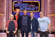 Moderator Kai Pflaume (M.) und seine Rateteam-Kapitäne Bernhard Hoëcker (l.) und Elton (r.) begrüßen in dieser Sendung den Musiker, Kabarettist und Autor Piet Klocke (2.v.l.) und den Schauspieler und Komiker Rick Kavanian (2.v.r.).