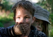 hr-fernsehen MARIA WERN, KRIPO GOTLAND - KINDERSPIEL (Pojke försvunnen), Spielfilm, Schweden, Der zehnjährige Andreas (Noa Samernius, rechts) spielt mit dem gleichaltrigen Sasha (Saveli Westin) Räuber und Gendarm, allerdings mit echten Waffen.