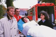 Mit Hilfe einer falschen Diagnose weist Dr. Beck (Dirk Mierau, li.) Susanne (Cheryl Shepard, Mi.) ins Krankenhaus ein, in dem auch ihr Verlobter liegt. Jutta (Claudia Loerding, re.) ahnt nichts von dem Betrug.