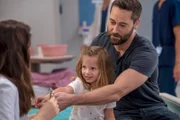 Luna (Nora und Opal Clow) und Dr. Max Goodwin (Ryan Eggold)