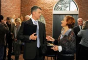 ARD ROTE ROSEN FOLGE 1404, am Mittwoch um 14:10 Uhr im ERSTEN. Johanna (Brigitte Antonius, r.) macht Seefeld (Thomas Klees, l.) klar, dass sie ihn im Falle eines ungerechtfertigten Siegs von Claasen auffliegen lässt (mit Komparsen, h.).