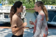Einweihungsfeier für das Pilotprojekt "Wasserkriminaldezernat Eins der Wasserschutzpolizei Berlin - kurz Wapo Berlin: Jasmin Sayed (Sesede Terziyan, l.) und Paula Sprenger (Sarina Radomski, r.) stoßen auf ihre Freundschaft und die WaPo Berlin an.
